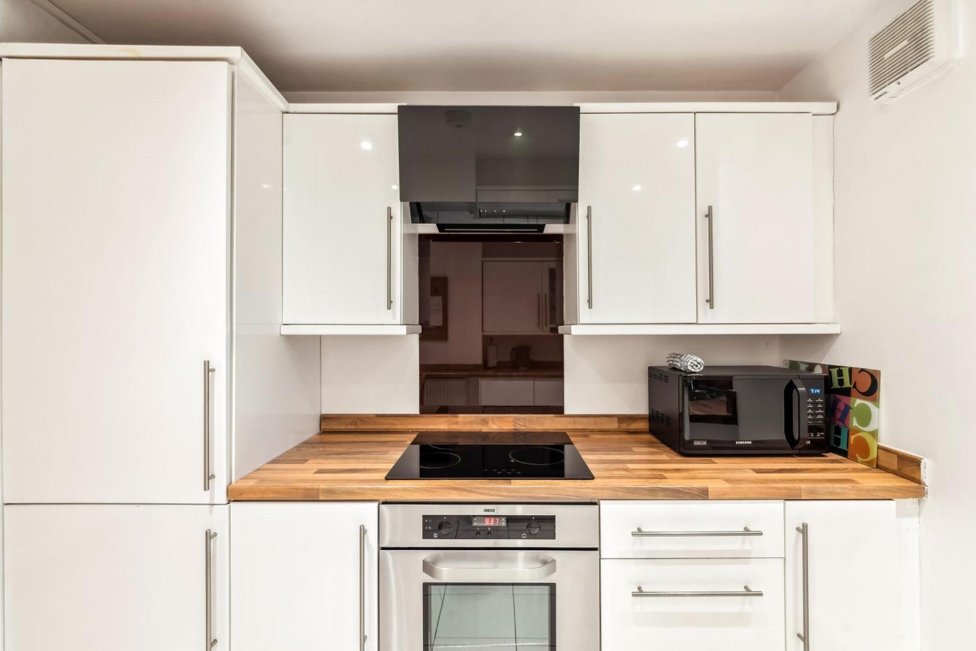 Spacious Ground Floor - Fab Location Апартаменты *